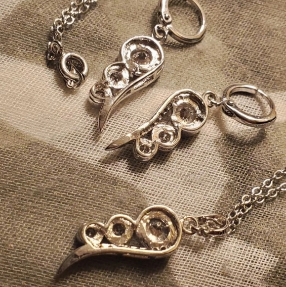 Modern design angels wing jewlery set. - Picture 5 of 5